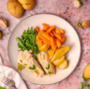 Kulinarny duet: soczyste udka z kurczaka z ziemniakami i orzeźwiającą surówką z buraków