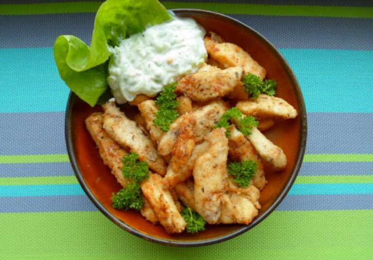 Aromatyczna pierś z kurczaka z idealnym sosem tzatziki – smak, który pokochasz!