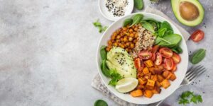 Jak zmienić swoje jedzenie: praktyczne sposoby na wypracowanie właściwych nawyków żywieniowych