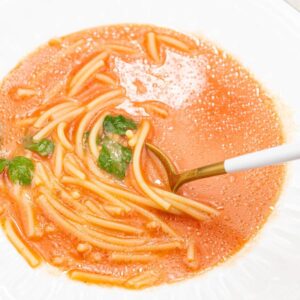 Ile kalorii ma zupa pomidorowa z makaronem? Odkryj wartości odżywcze i wagę tej pysznej potrawy!