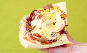 Ile kalorii ma kebab w bułce? Przewodnik po wartościach odżywczych i wadze potrawy