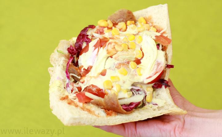 Ile kalorii ma kebab w bułce? Przewodnik po wartościach odżywczych i wadze potrawy